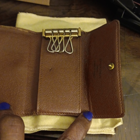 LOUIS VUITTON 4 KEY HOLDER AUTHENTIC - Picture 3 of 11
